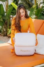 ⁦صندوق حافظ للبرودة اصدار ذهبي  - لون بيرلا بحزام جلد بني - 12 لتر⁩ - الصورة ⁦2⁩