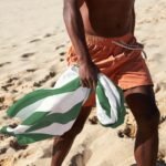 ⁦منشفة بحر سريعة الجفاف - اخضر زيتوني مخطط - مقاس كبير⁩ - الصورة ⁦8⁩