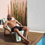 ⁦منشفة بحر سريعة الجفاف - اخضر زيتوني مخطط - مقاس كبير⁩ - الصورة ⁦6⁩