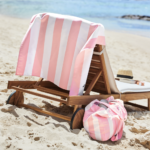 ⁦منشفة بحر سريعة الجفاف - وردي فاتح مخطط - مقاس كبير⁩ - الصورة ⁦7⁩